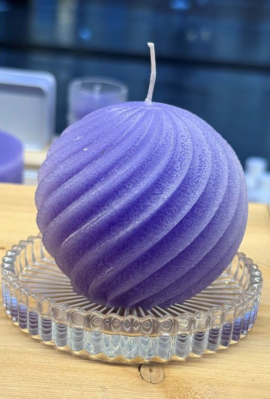 Candela sfera viola realizzata a spirale