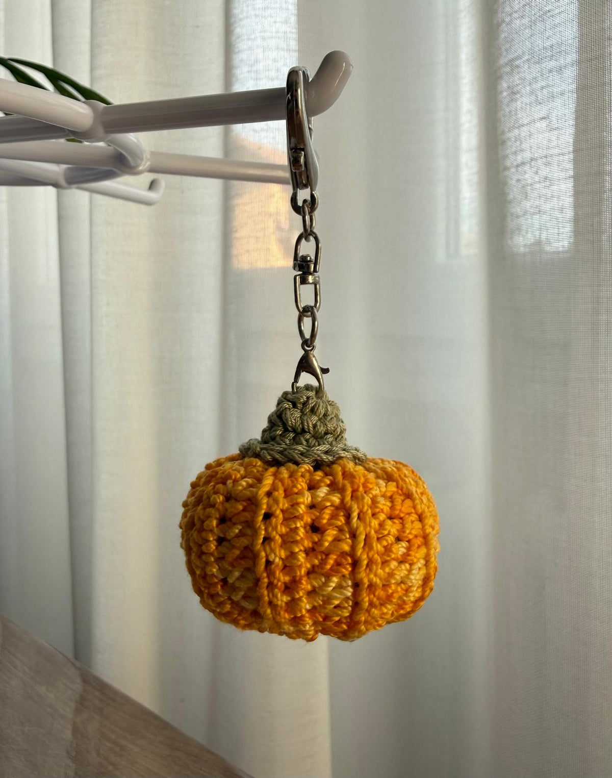 Portachiavi zucca all'uncinetto