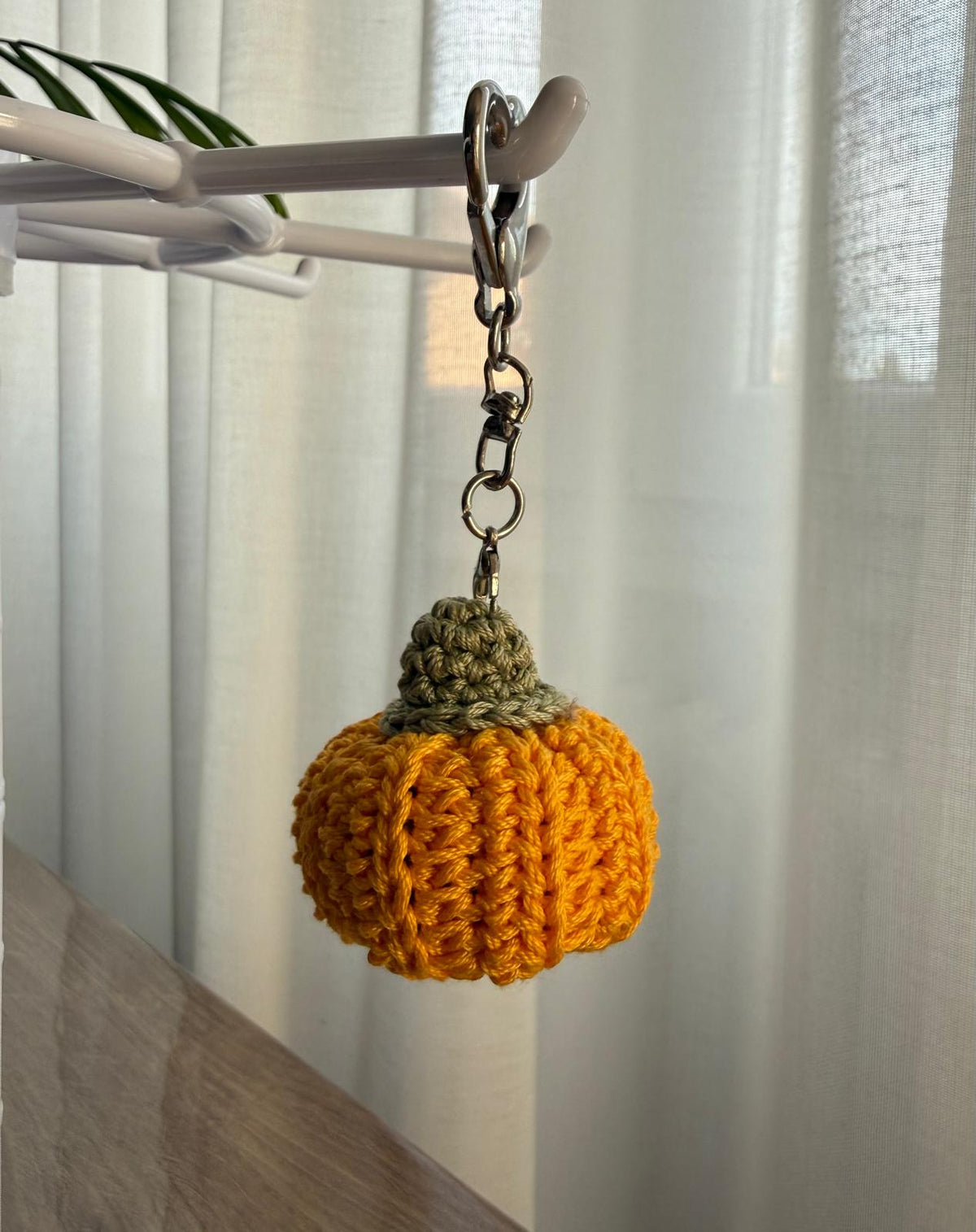 Portachiavi zucca all'uncinetto